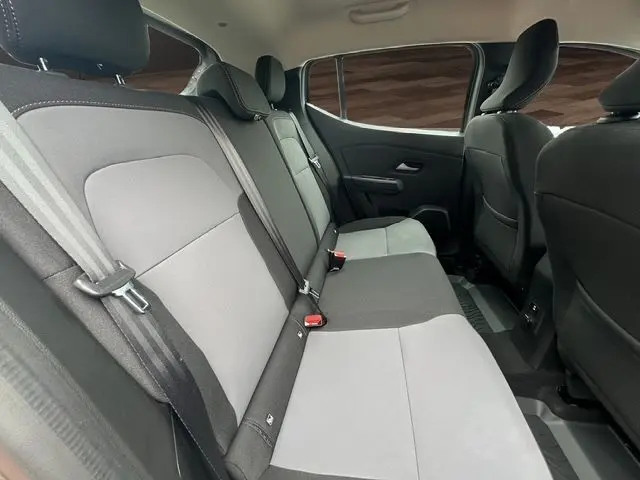 Banquette arrière en tissu gris clair et foncé dans une Dacia Sandero Stepway TCE 110 Extreme Plus 2025, vue côté droit intérieur.