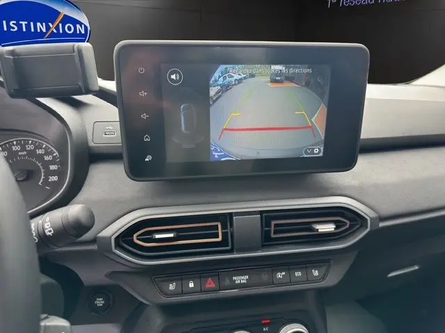 Écran tactile 8'' affichant la caméra de recul dans l'habitacle gris urbain du Dacia Sandero Stepway 2025.