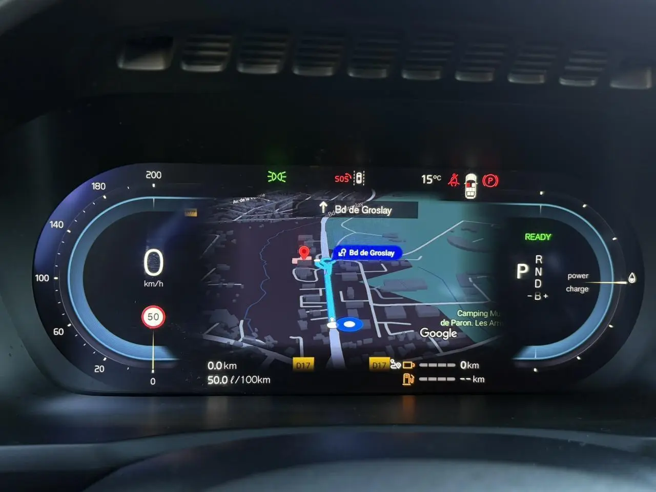 Combiné d'instruments digital 12,3" du Volvo XC90 T8 hybride, affichant navigation et indicateurs de vitesse et énergie.