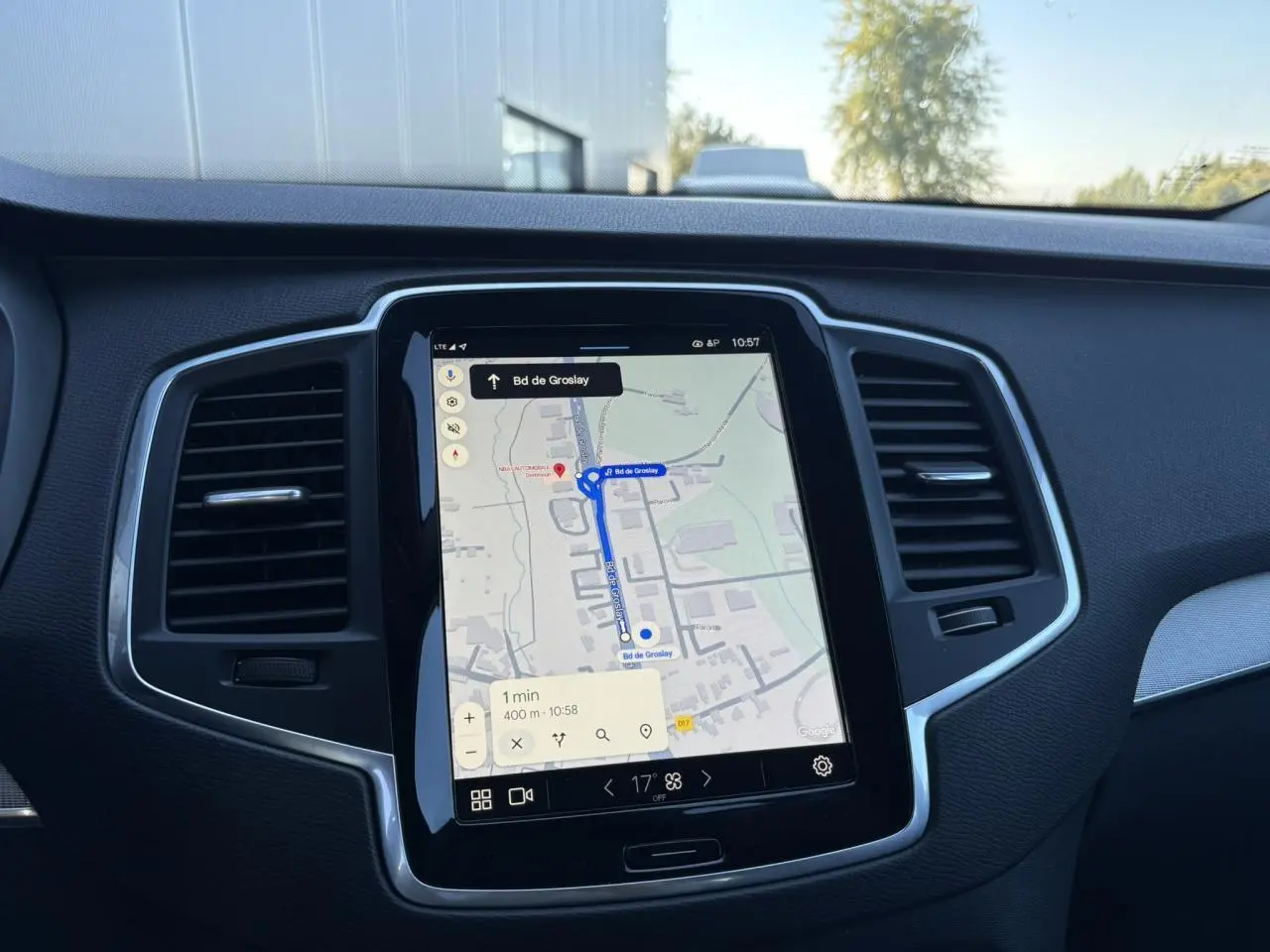 Vue intérieure centrée sur l'écran tactile 9 pouces du tableau de bord du Volvo XC90 gris Platinium 2024