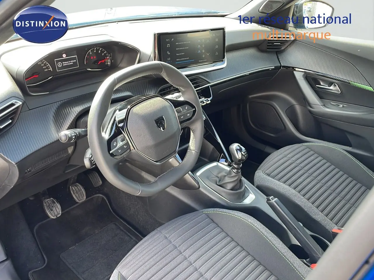 Intérieur de la Peugeot 2008 2024 en vue latérale droite, sièges noirs et volant compact avec écran tactile central.