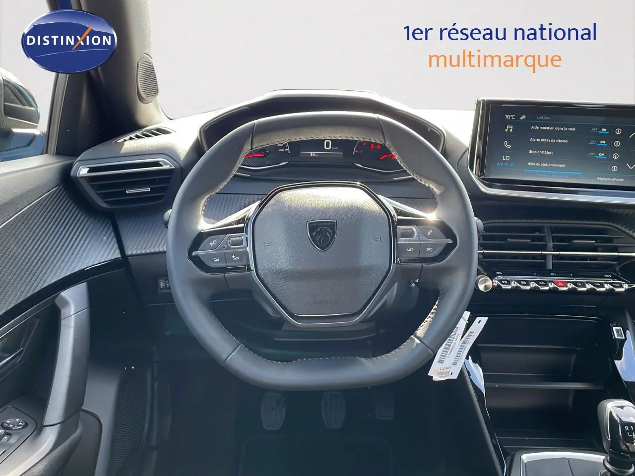 Vue intérieure du tableau de bord et volant du Peugeot 2008 2024, finition noire avec écran tactile et commandes au volant.