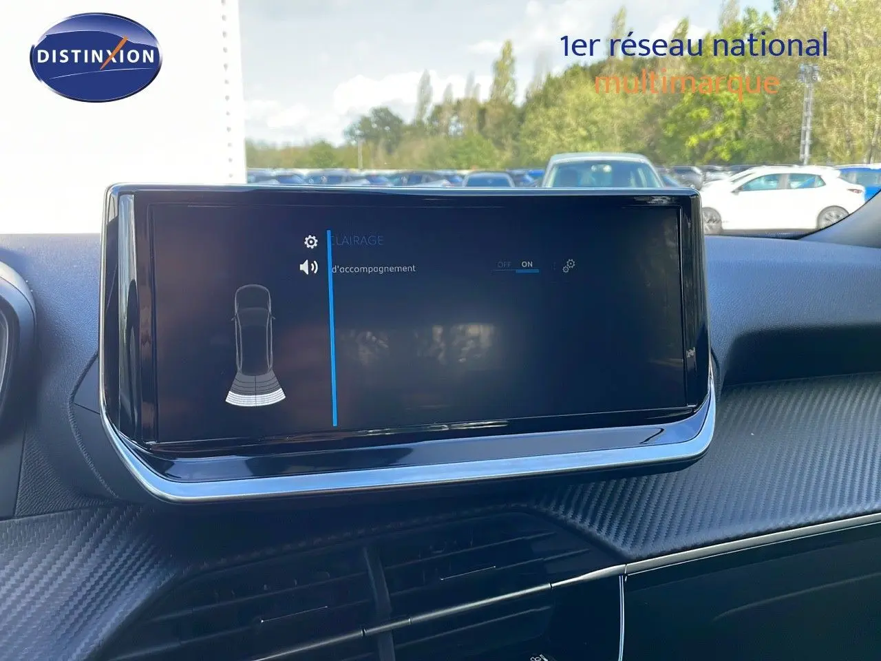 Écran tactile central affichant les réglages audio dans l'habitacle du Peugeot 2008 bleu Vertigo Metal.