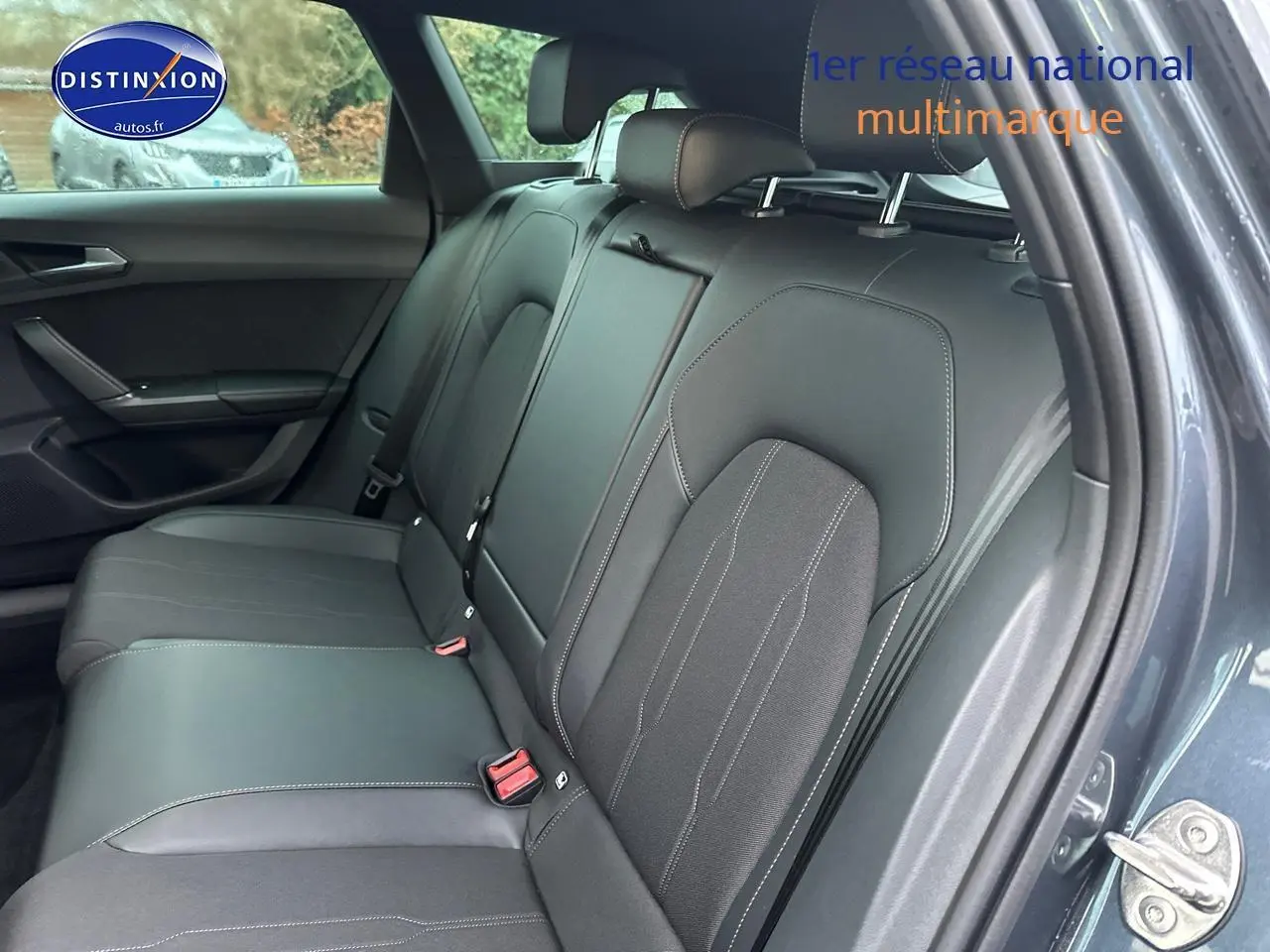 Vue intérieure côté droit des sièges arrière en tissu et cuir gris magnétique d'une CUPRA LEON ST 1.5 etsi hybrid 2025.