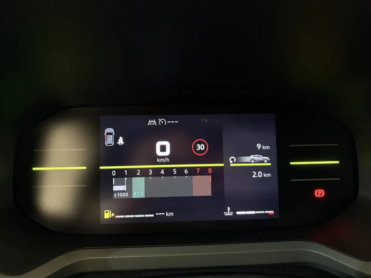Affichage numérique du combiné d'instruments du Dacia Duster 2025, avec indicateur de vitesse et alertes visibles.