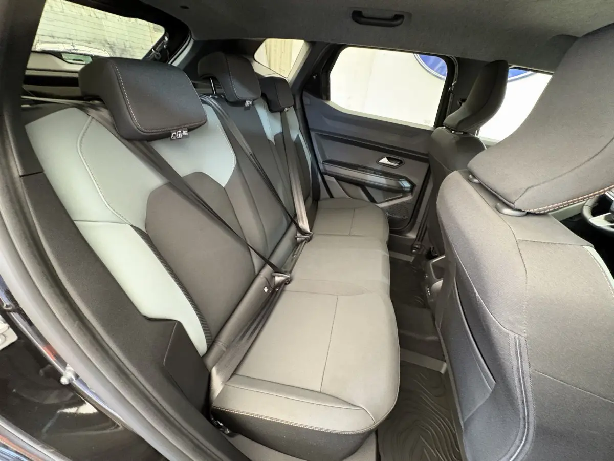 Vue intérieure côté droit des sièges arrière gris et noirs du Dacia Duster 2025 noir extreme mild hybrid 130