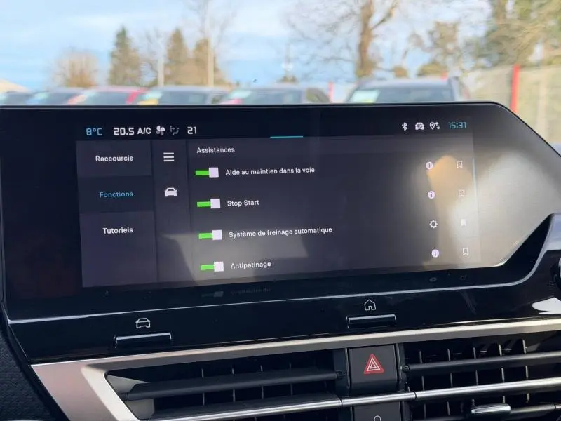 Écran tactile central du tableau de bord du Citroën C4 X 2025 affichant les assistances à la conduite.