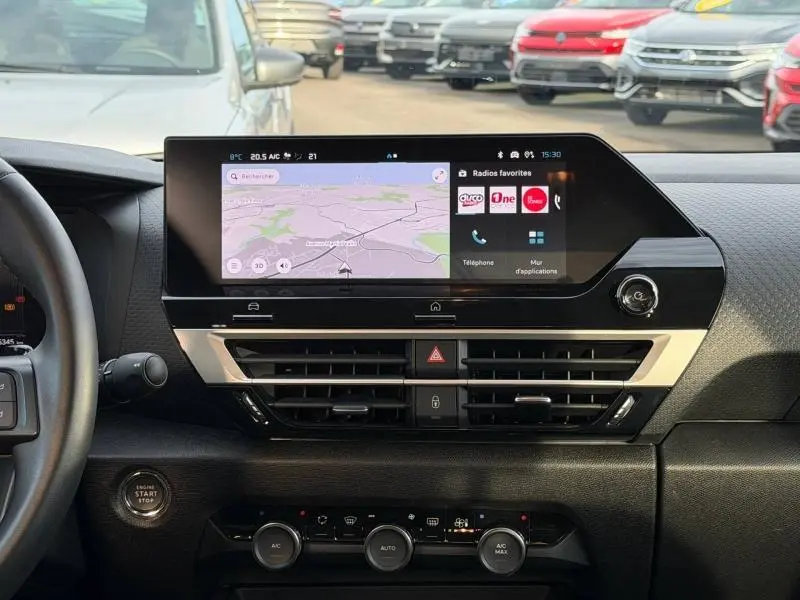 Vue intérieure centrée sur l’écran tactile et la console centrale du Citroën C4 X gris Mercury, avec tableau de bord moderne.