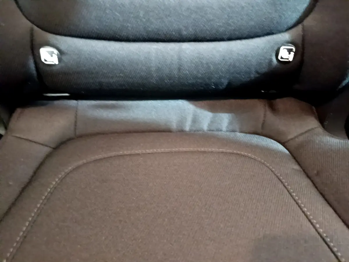 Gros plan sur l'assise arrière noire du Hyundai Tucson 2022 avec attaches Isofix visibles sur le dossier.
