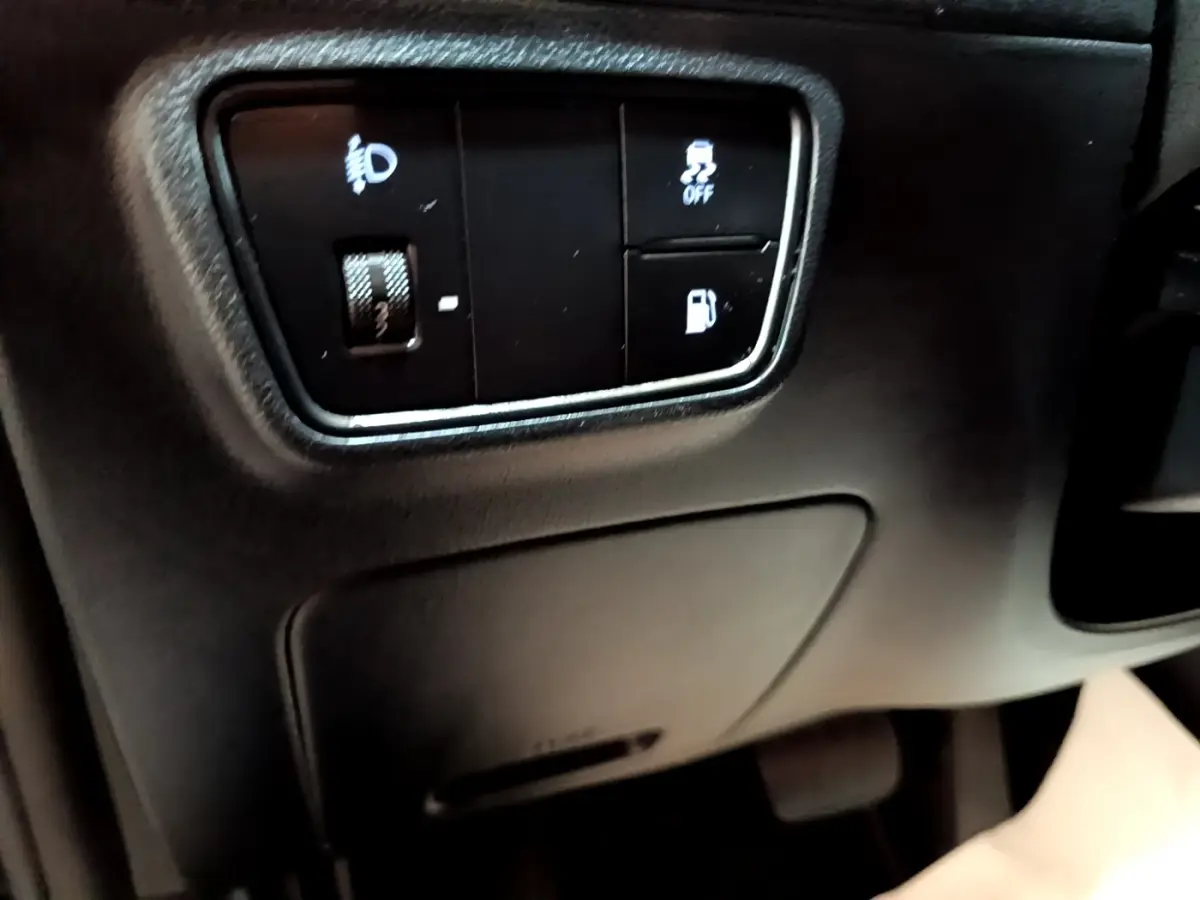 Gros plan sur les commandes d'éclairage et de traction du tableau de bord noir du Hyundai Tucson 2022 hybride rechargeable.