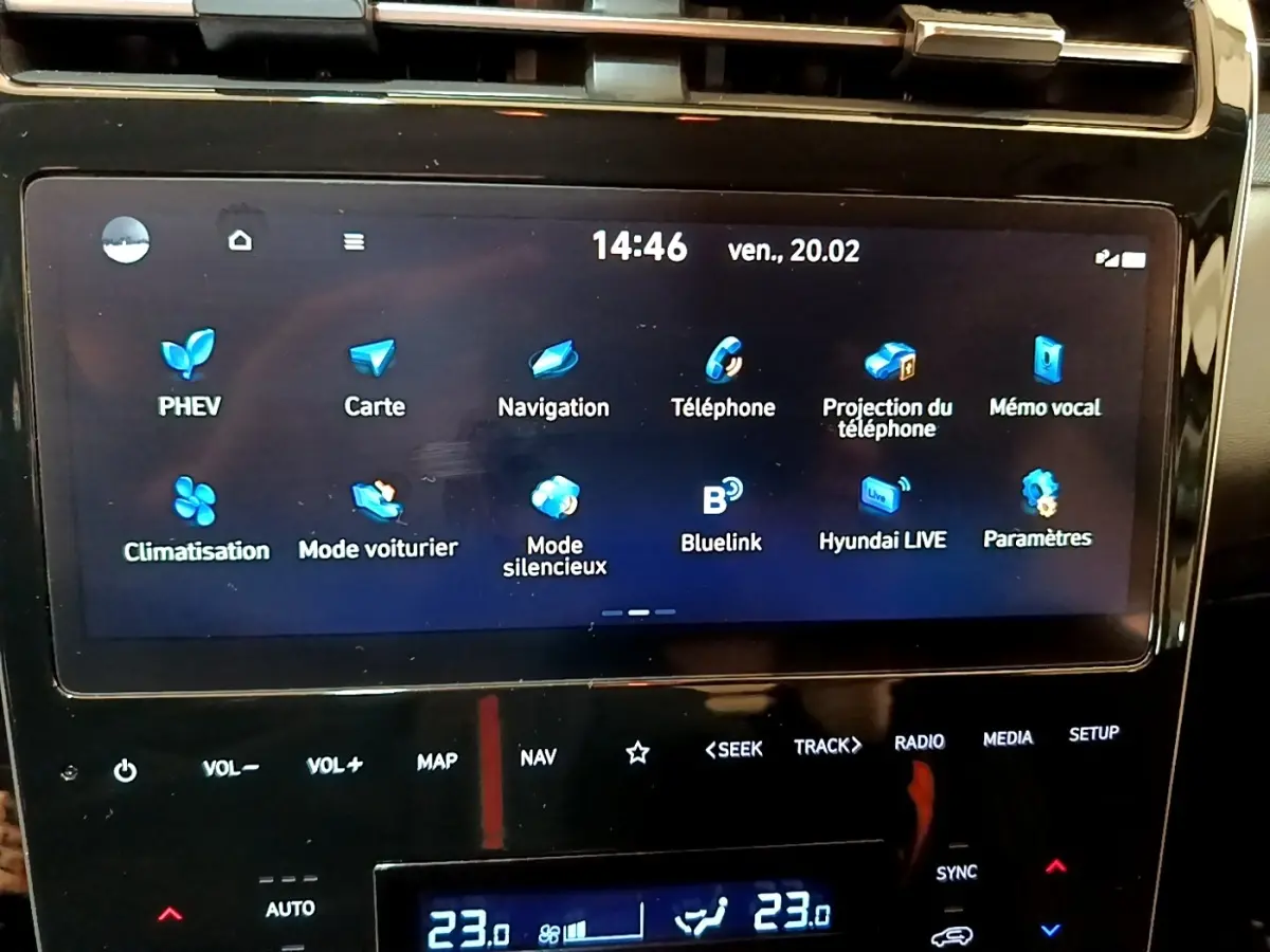 Écran tactile central du Hyundai Tucson gris foncé 2022, affichant les options de navigation et connectivité.