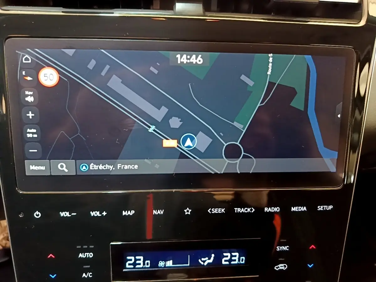 Vue rapprochée de l'écran tactile central du Hyundai Tucson gris foncé affichant la navigation GPS.