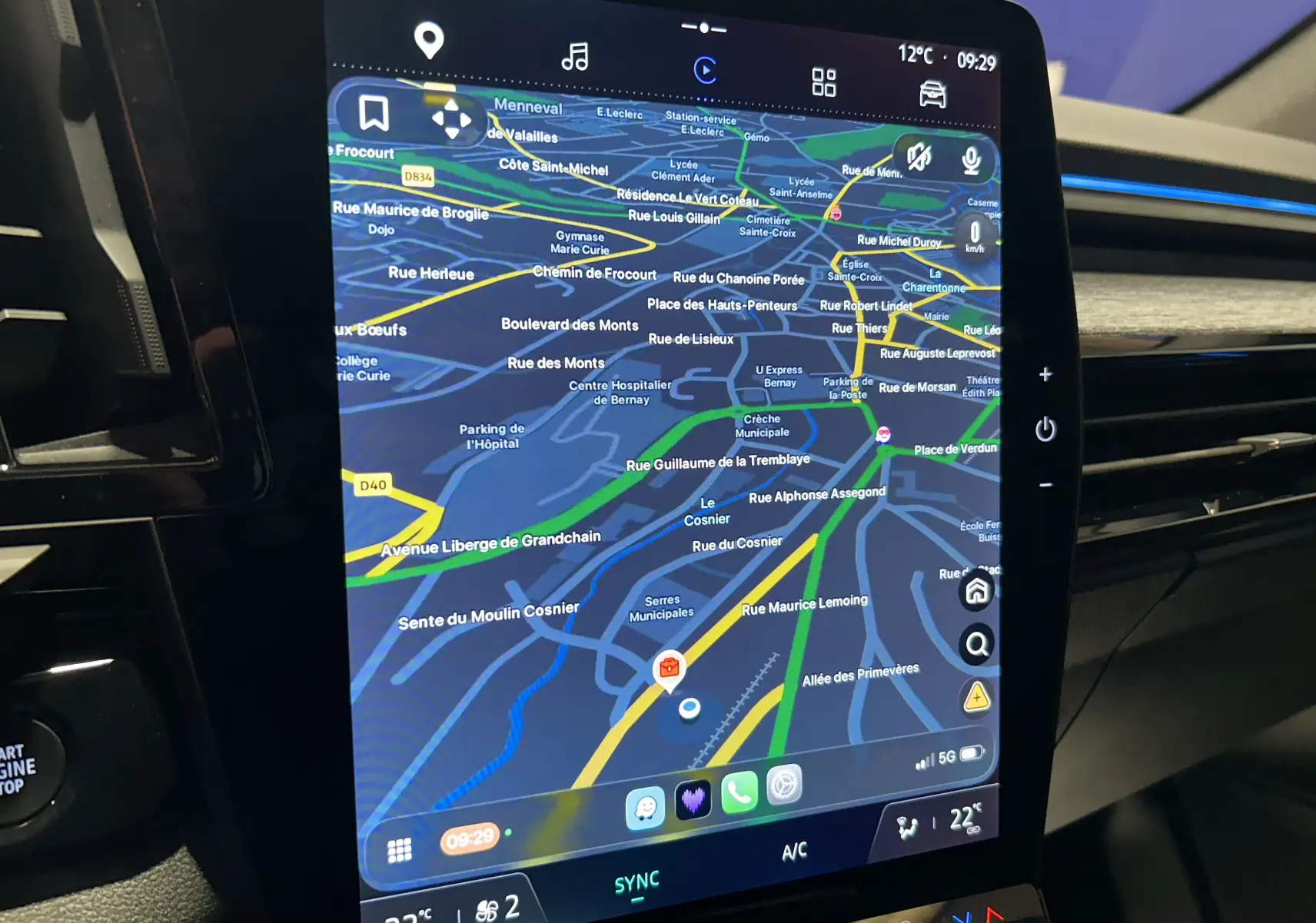 Écran tactile central du Renault Austral blanc nacré 2024 affichant une carte GPS détaillée en intérieur.
