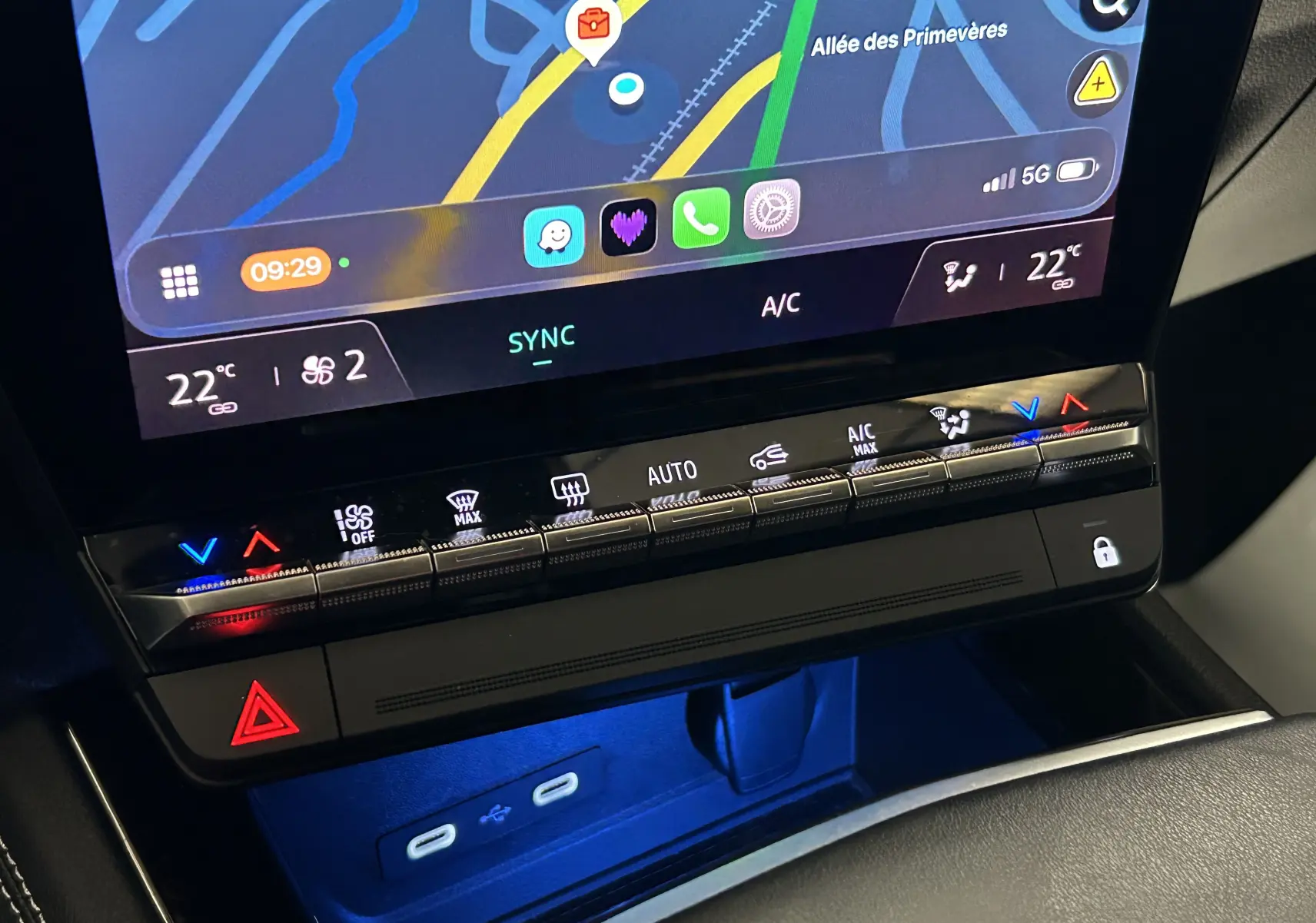 Vue rapprochée de la console centrale du Renault Austral avec écran tactile GPS et commandes climatisation tactiles.