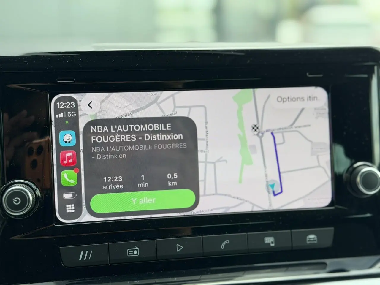 Écran tactile du système de navigation du SEAT Arona affichant un itinéraire avec options et applications connectées.