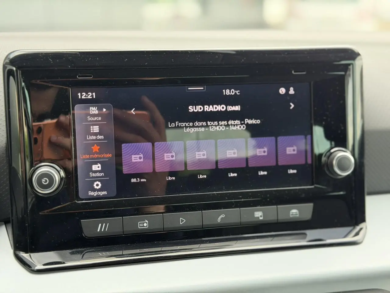 Écran tactile central du système MediaSystem+ du SEAT Arona 2025, affichant la radio numérique DAB.