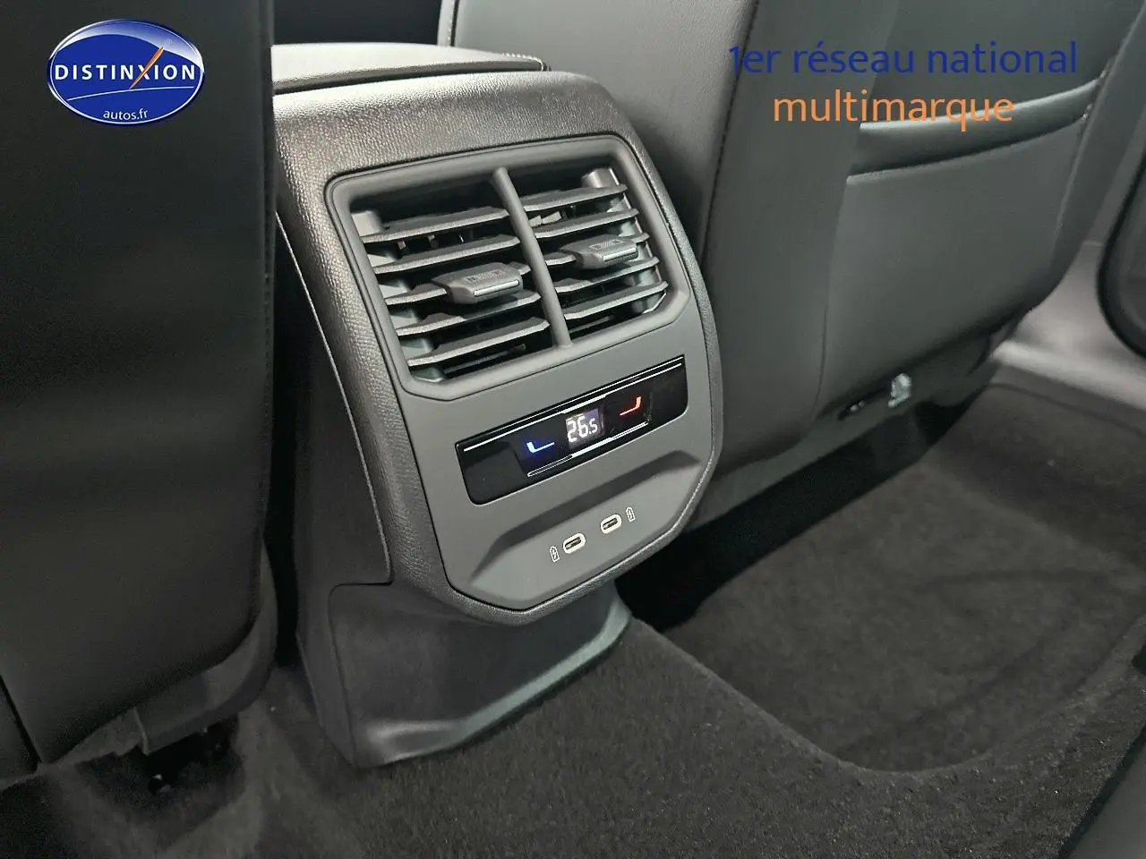 Détail de la console arrière noire avec commandes de climatisation et ports USB du CUPRA Leon ST gris magnétique 2025.