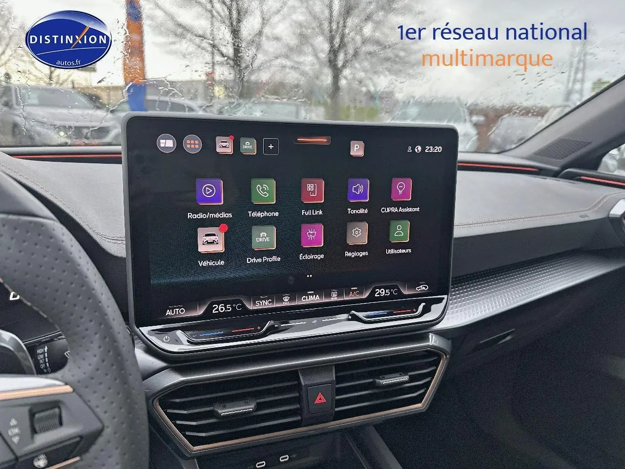 Vue intérieure du tableau de bord de la CUPRA LEON ST 2025 avec écran tactile et volant multifonction.