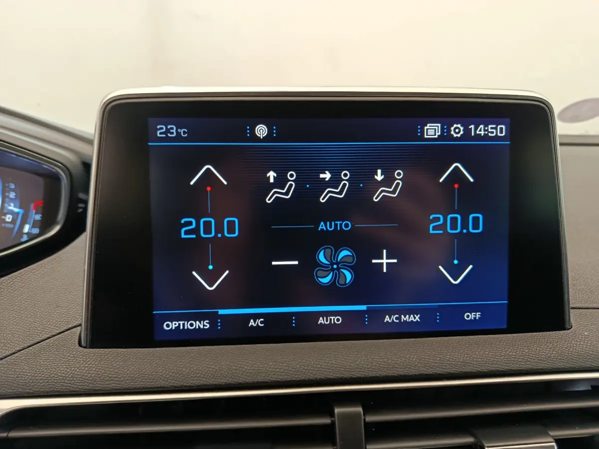 Écran tactile central affichant la climatisation automatique à 20°C dans le Peugeot 3008 gris foncé, vue intérieure frontale.