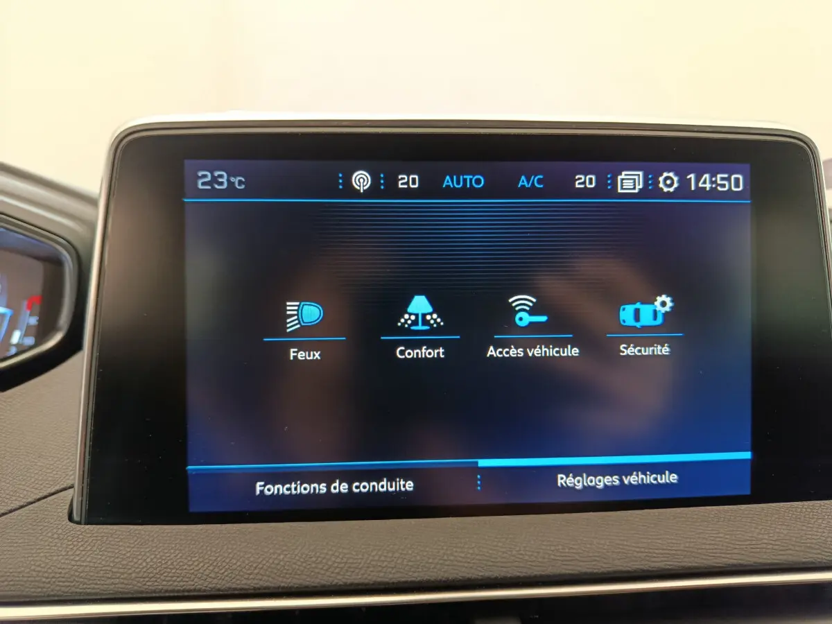 Écran tactile central du Peugeot 3008 gris foncé, affichant les réglages de conduite et sécurité.