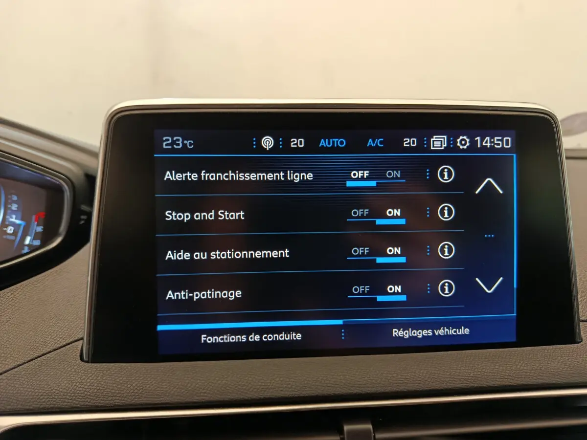 Écran tactile central du tableau de bord du Peugeot 3008 gris foncé, affichant les réglages d'aide à la conduite.