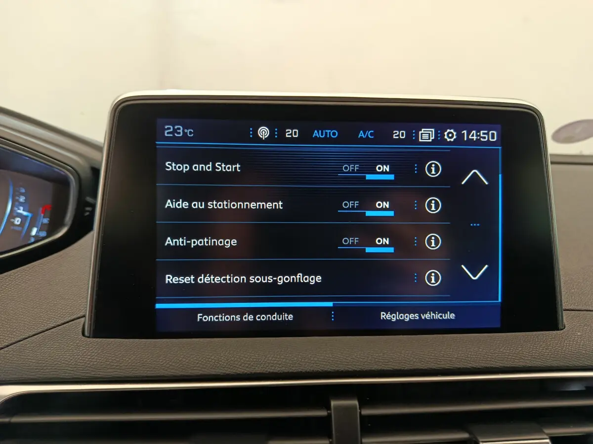 Écran tactile central du Peugeot 3008 gris foncé affichant les réglages d'aide à la conduite et climatisation.