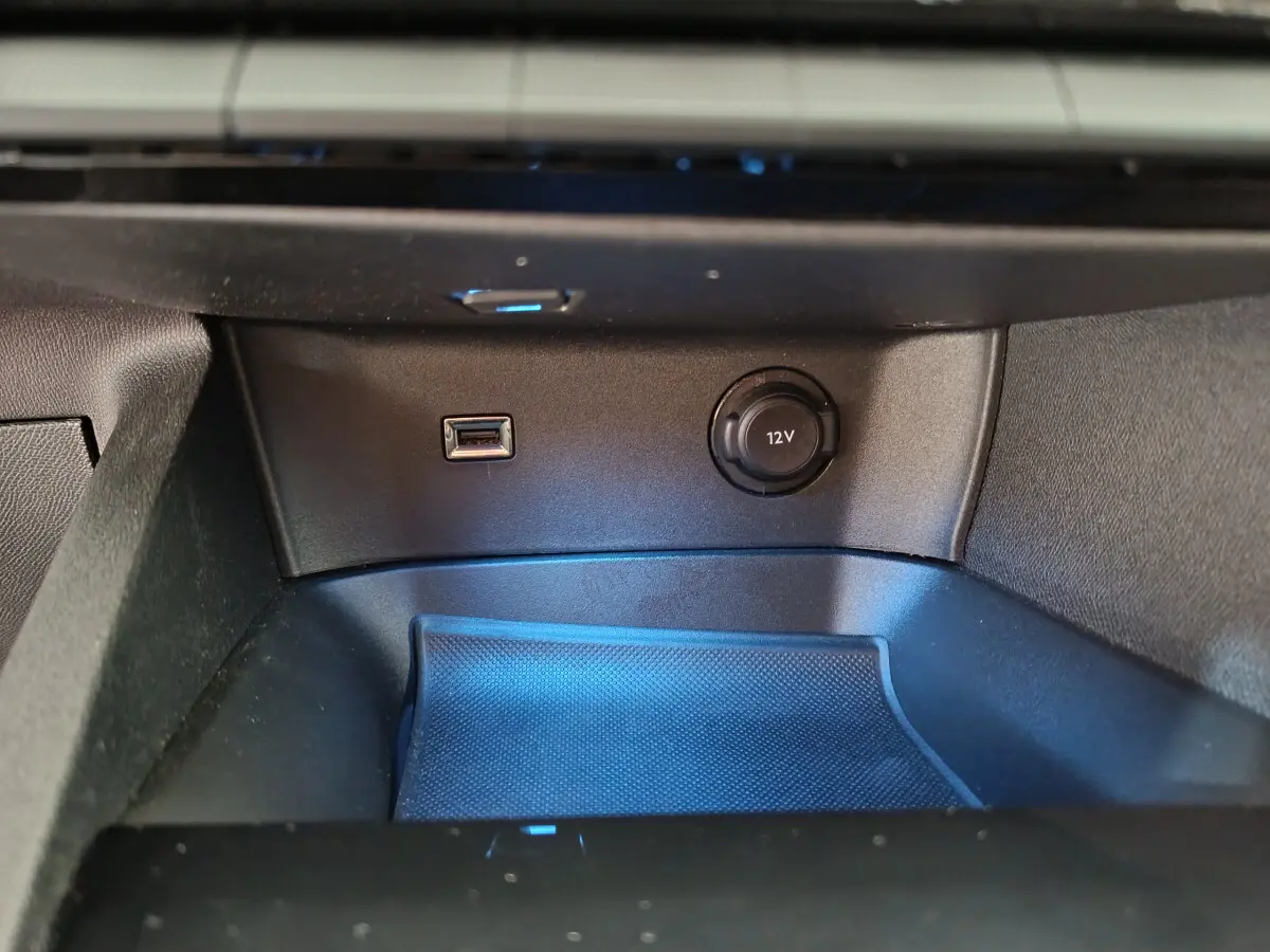 Prise 12V et port USB dans le rangement central intérieur du Peugeot 3008 gris foncé Puretech 130 S&S Active Business.