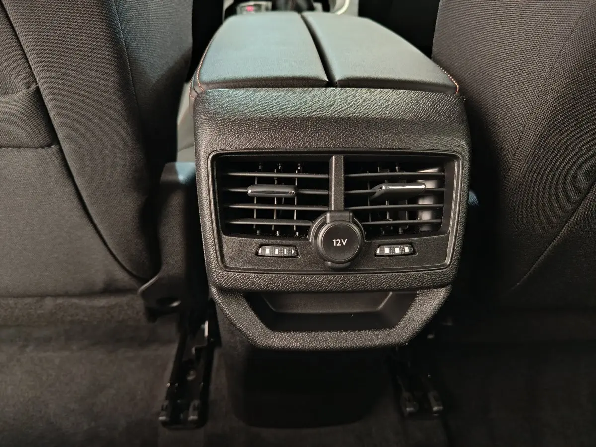 Vue rapprochée des aérateurs arrière et prise 12V entre les sièges arrière du Peugeot 3008 gris foncé 2020.
