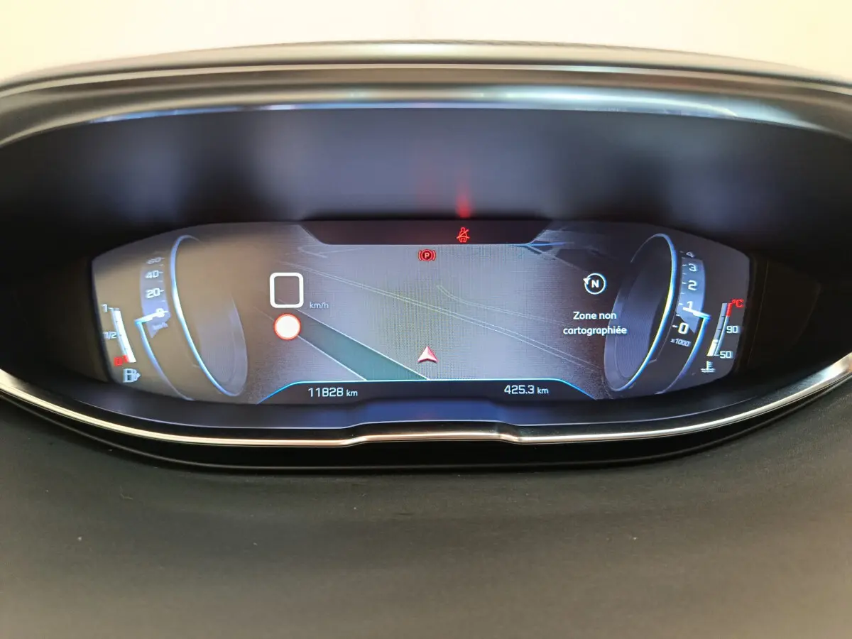 Affichage numérique du tableau de bord Peugeot 3008 2020, avec navigation et compteurs lumineux en bleu et blanc.