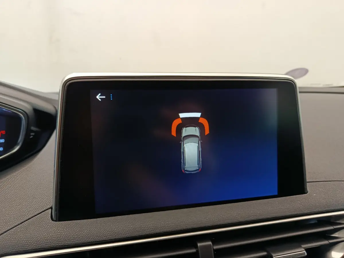 Écran tactile central du Peugeot 3008 gris foncé affichant l'alerte de proximité avant en intérieur.