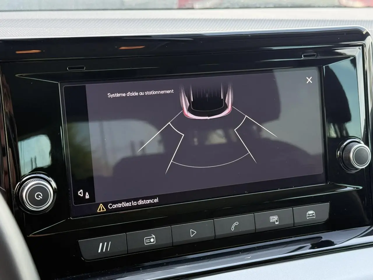 Écran tactile du système d’aide au stationnement du SEAT Arona TSI 115 Style, vue intérieure centrale.
