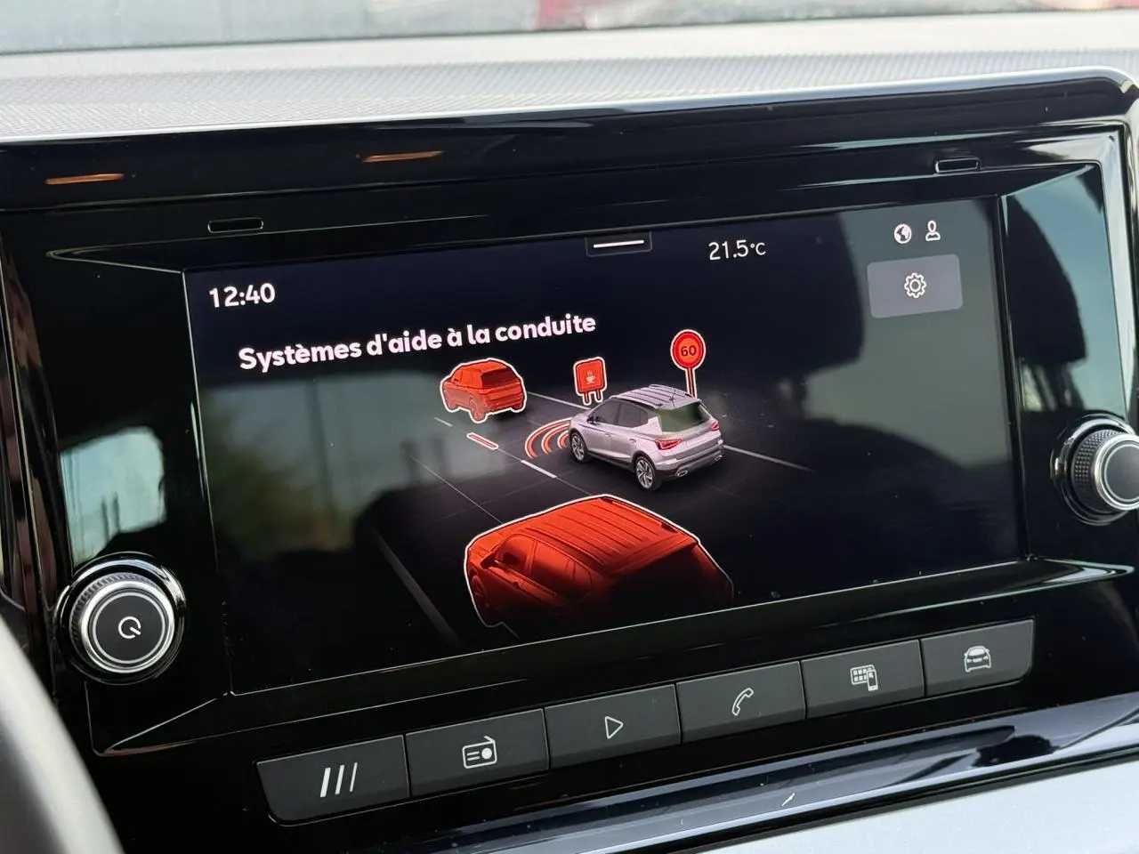 Écran tactile intérieur montrant les systèmes d'aide à la conduite du SEAT Arona avec interface graphique colorée.