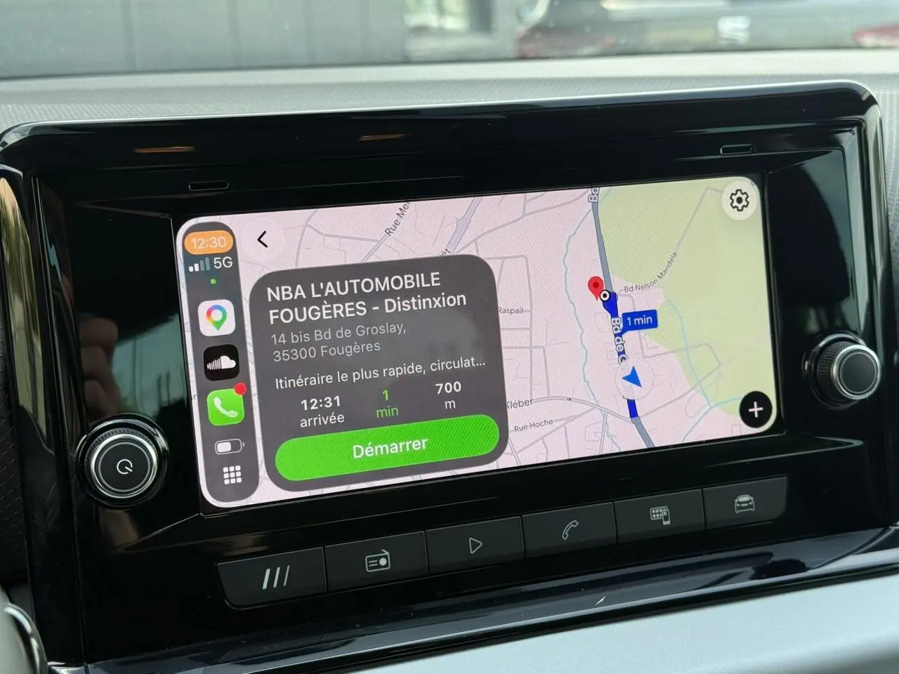 Écran tactile central du SEAT Arona TSI 115 Style 2025 montrant la navigation GPS avec interface connectée.