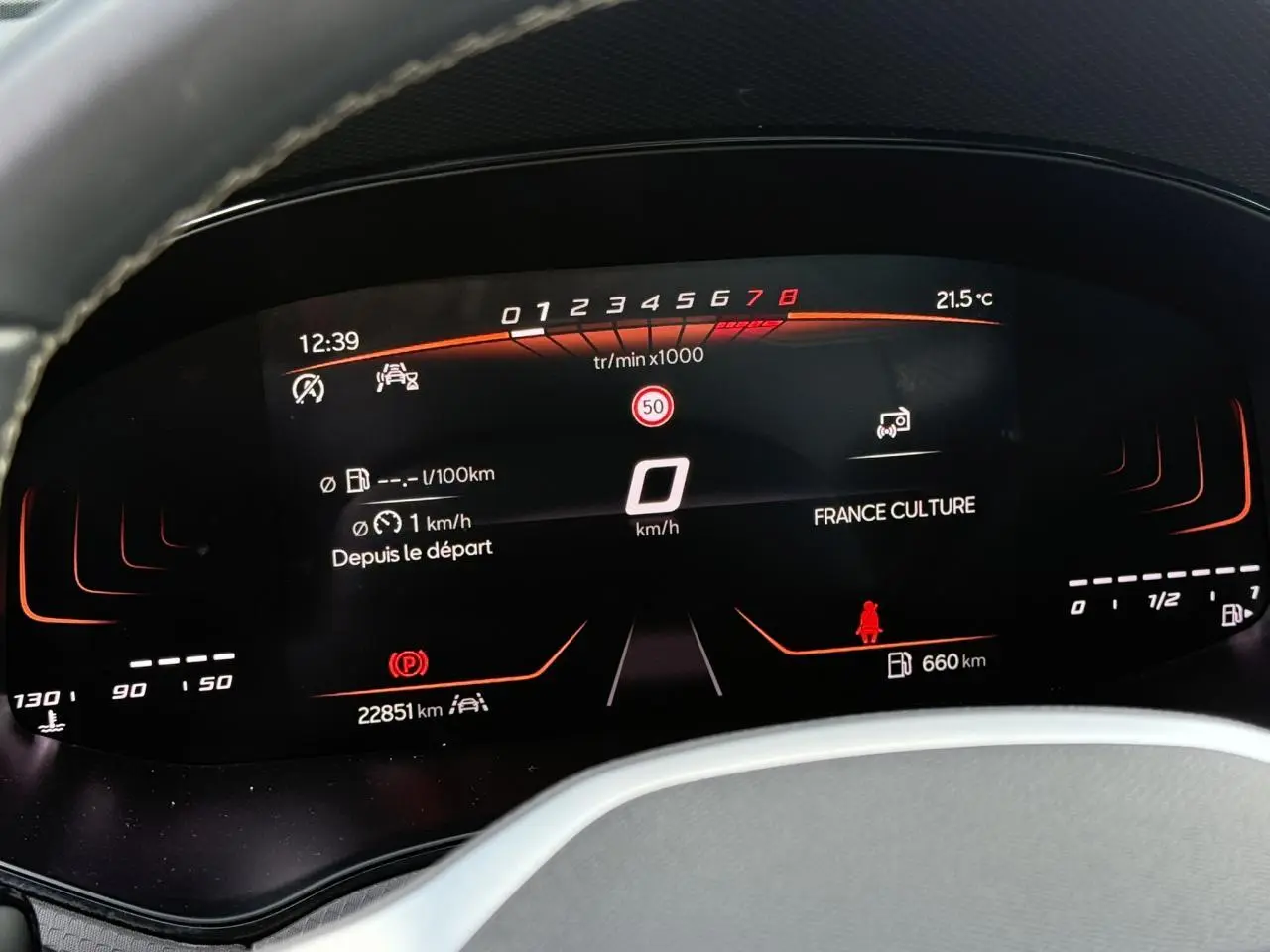 Vue rapprochée du combiné d'instruments digital de la SEAT Arona TSI 115 Style, affichage noir avec détails rouges et blancs.