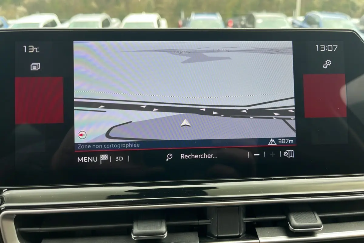 Écran tactile central du tableau de bord du Citroën C5 Aircross 2025 affichant la navigation GPS en mode 3D.