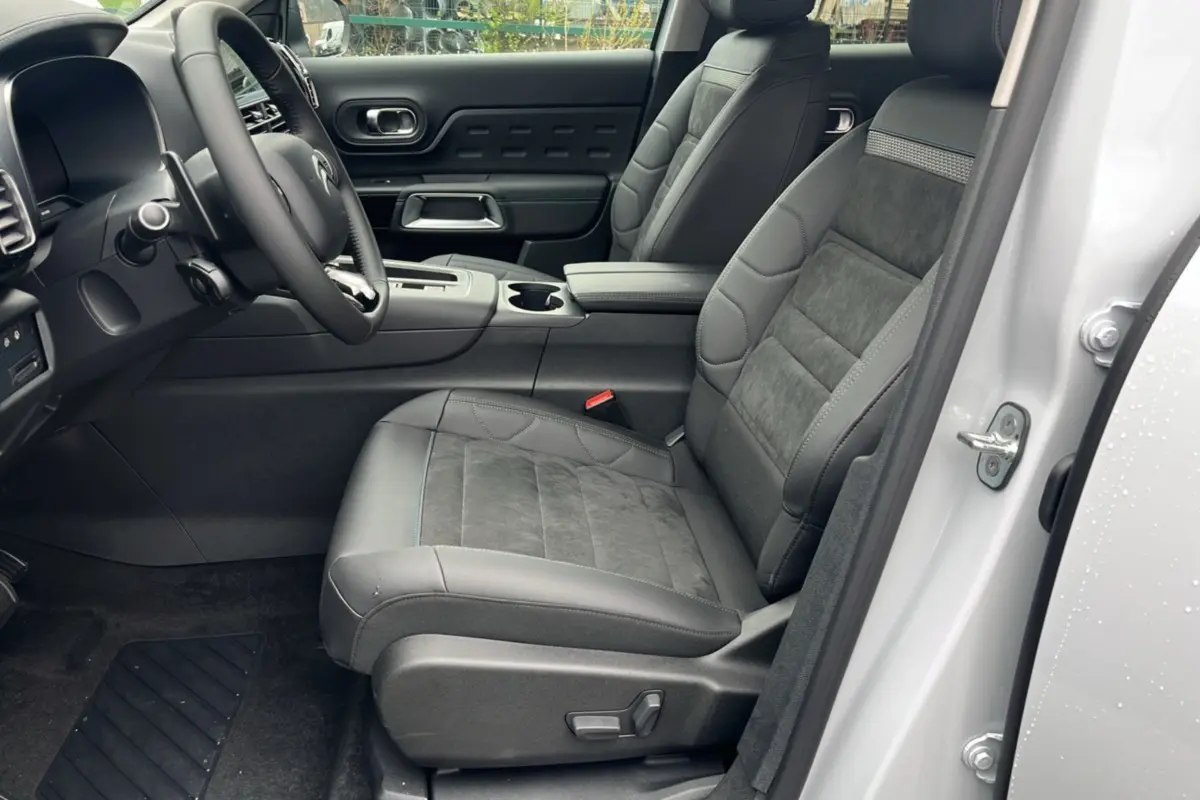 Vue intérieure côté conducteur du Citroën C5 Aircross blanc okénite, sièges en cuir et alcantara gris avec console centrale.