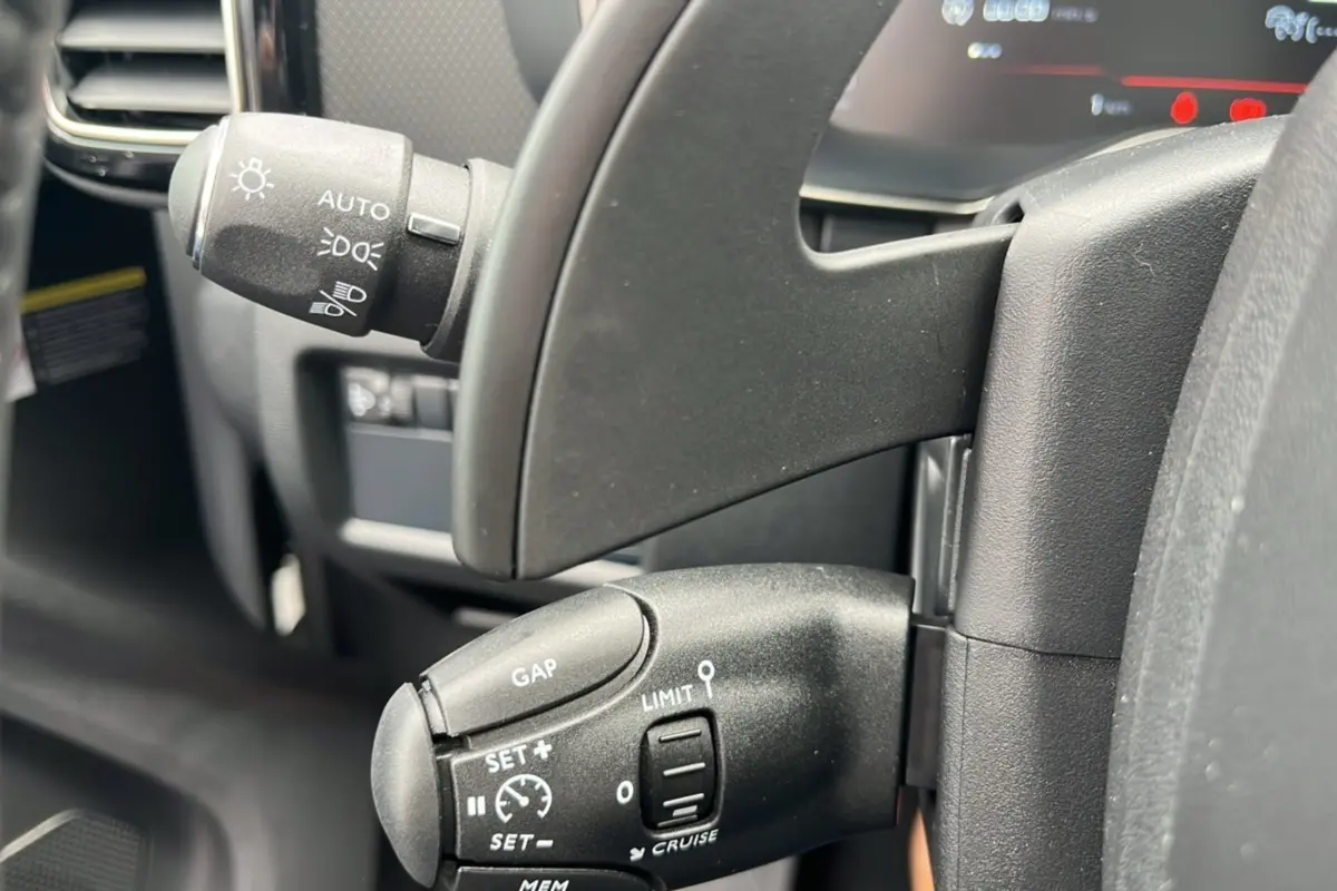 Gros plan sur les commandes au volant noir du Citroën C5 Aircross 2025, version BlueHDi 130 EAT8 Max.