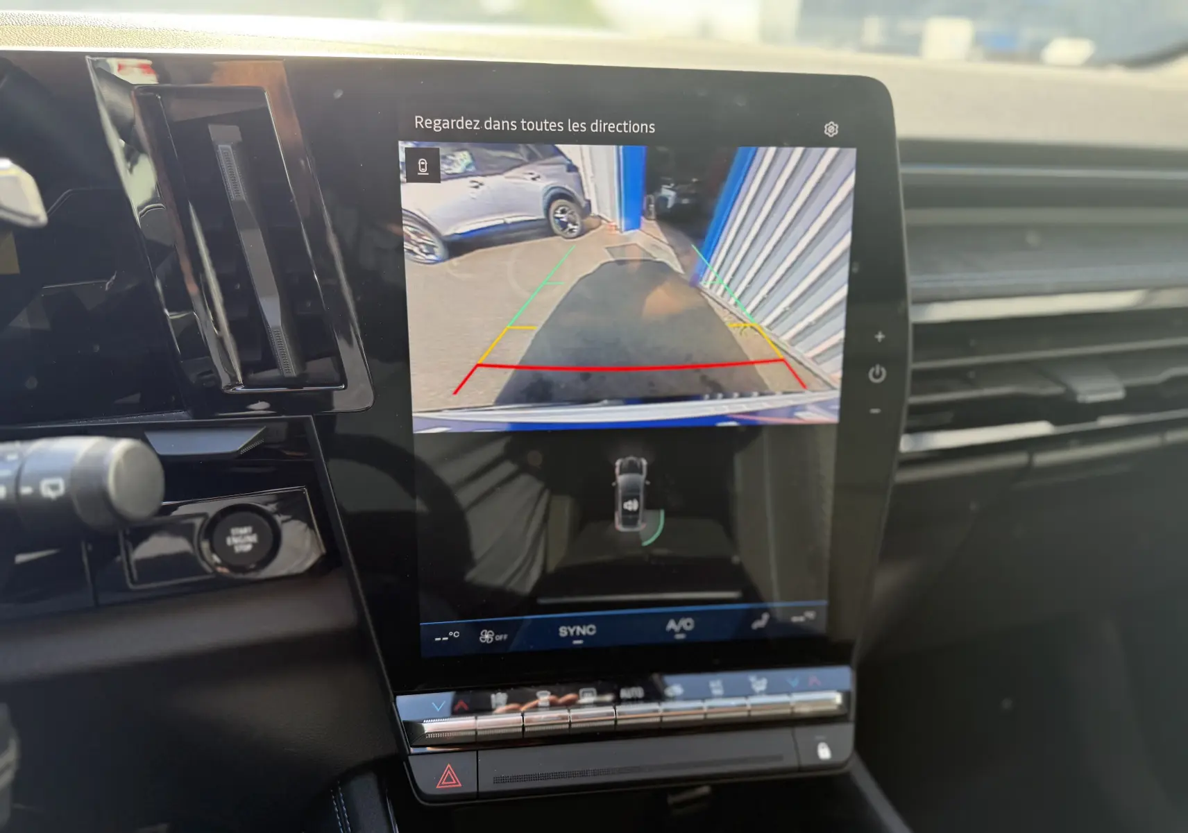 Vue intérieure du tableau de bord du Renault Austral Hybrid avec écran tactile affichant la caméra de recul en marche.