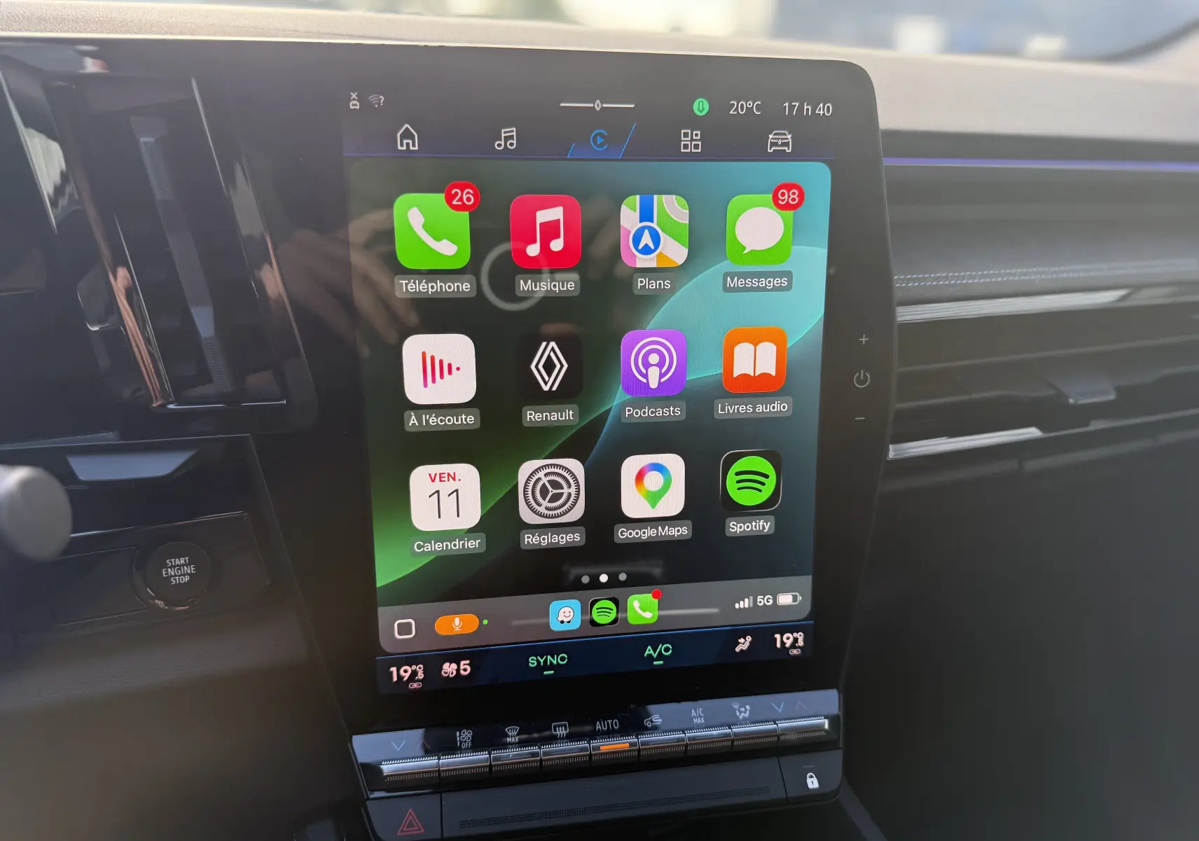 Vue rapprochée de l’écran tactile central du Renault Austral 2025, affichant l’interface Apple CarPlay colorée.