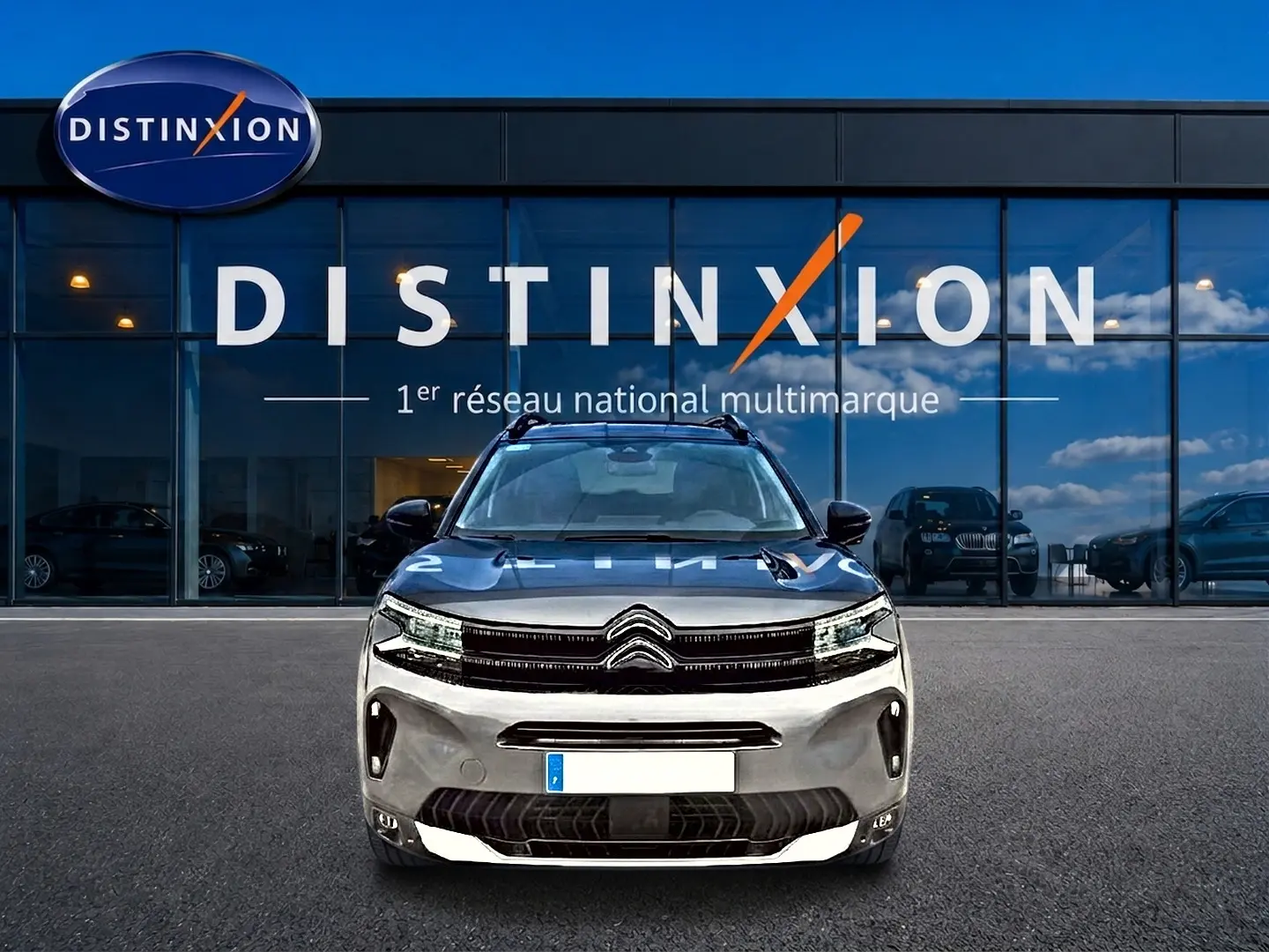 Vue avant d'un Citroën C5 Aircross gris 2025 avec barres de toit et calandre noire brillante.
