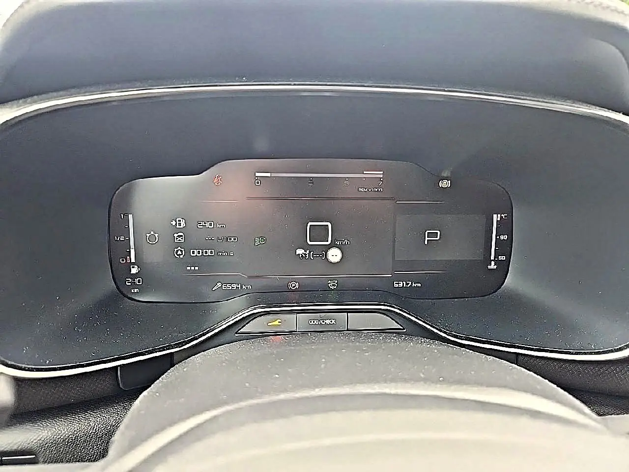 Vue rapprochée du tableau de bord numérique du Citroën C5 Aircross gris, affichant les compteurs et indicateurs.