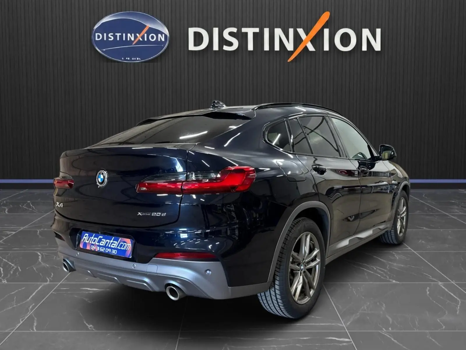 BMW X4 XDrive 20d 2020 en Carbonschwarz, vue 3/4 arrière droit, avec feux arrière LED et double sortie d’échappement.