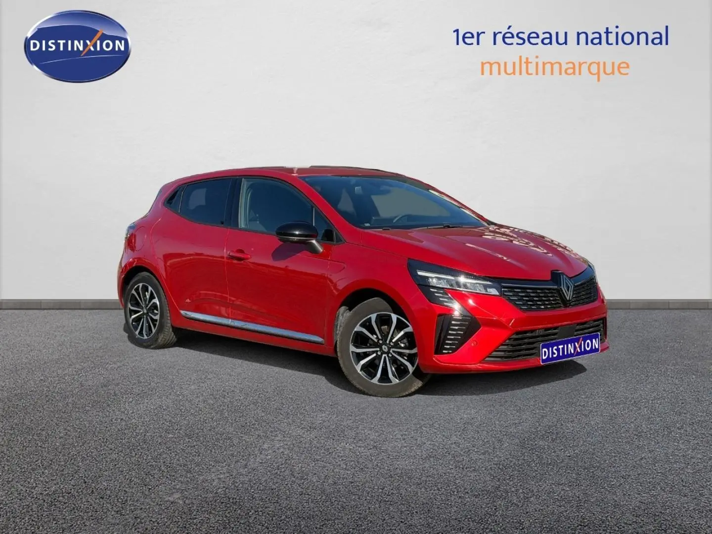 Renault Clio 2025 rouge vue 3/4 avant avec jantes alliage et calandre noire chromée.