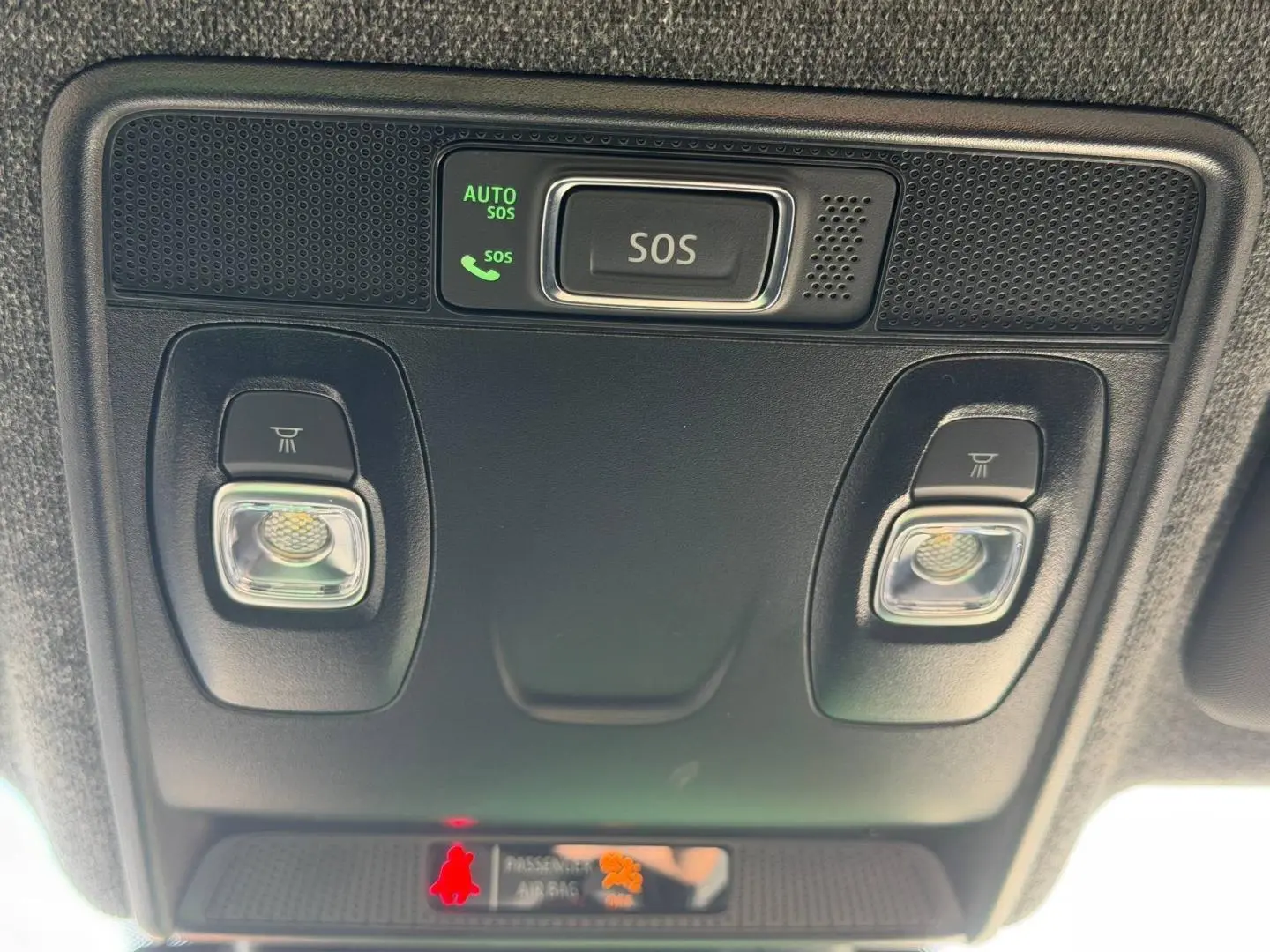 Vue intérieure du plafonnier avec bouton SOS et éclairages de lecture dans une Renault Clio orange 2025.