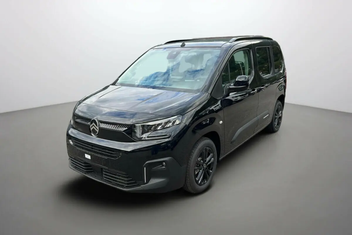 Citroën Berlingo 2025 noir perla nera en 3/4 avant droit avec toit panoramique et jantes noires.