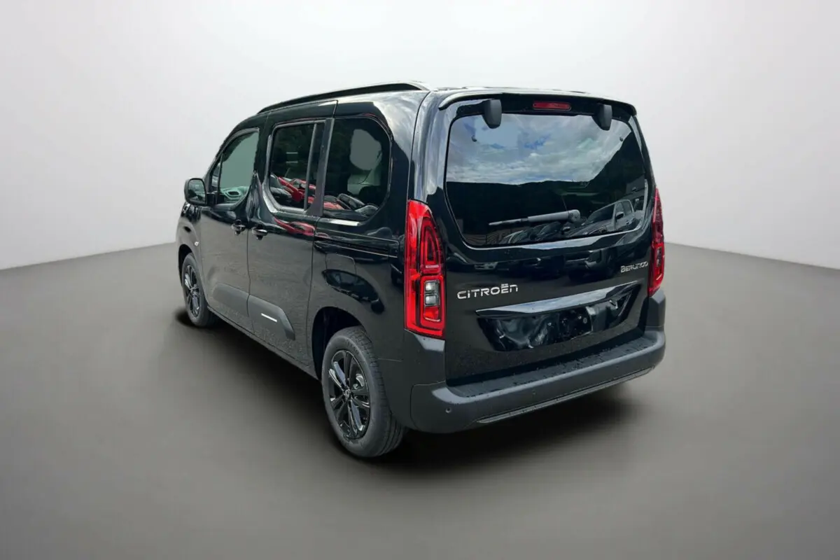 Vue 3/4 arrière gauche d'un Citroën Berlingo 2025 noir perla nera avec toit panoramique et vitres teintées.