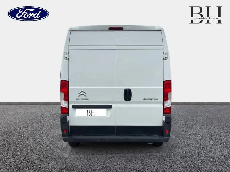 Vue arrière d'un utilitaire Citroën Jumper blanc Banquise avec portes battantes et feux rouges verticaux.