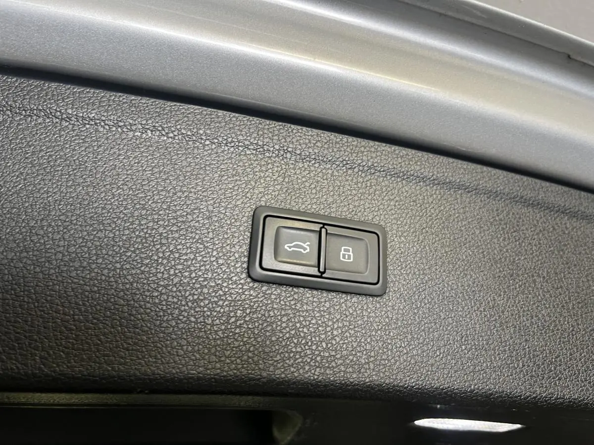Boutons de commande d'ouverture et de verrouillage du coffre sur le hayon intérieur d'un Audi Q5 gris S line 2019.