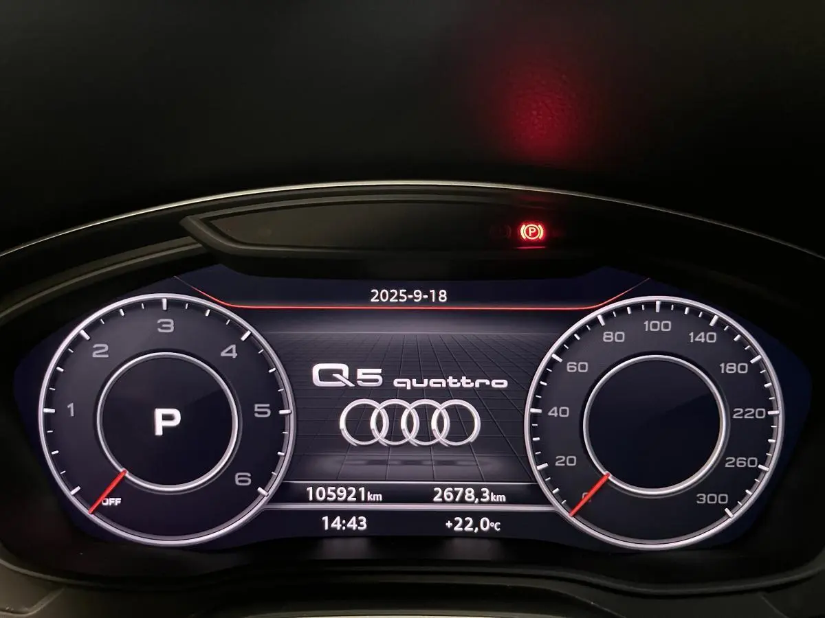Tableau de bord numérique Audi Q5 Quattro affichant compte-tours, vitesse, kilométrage et température à 14h43.