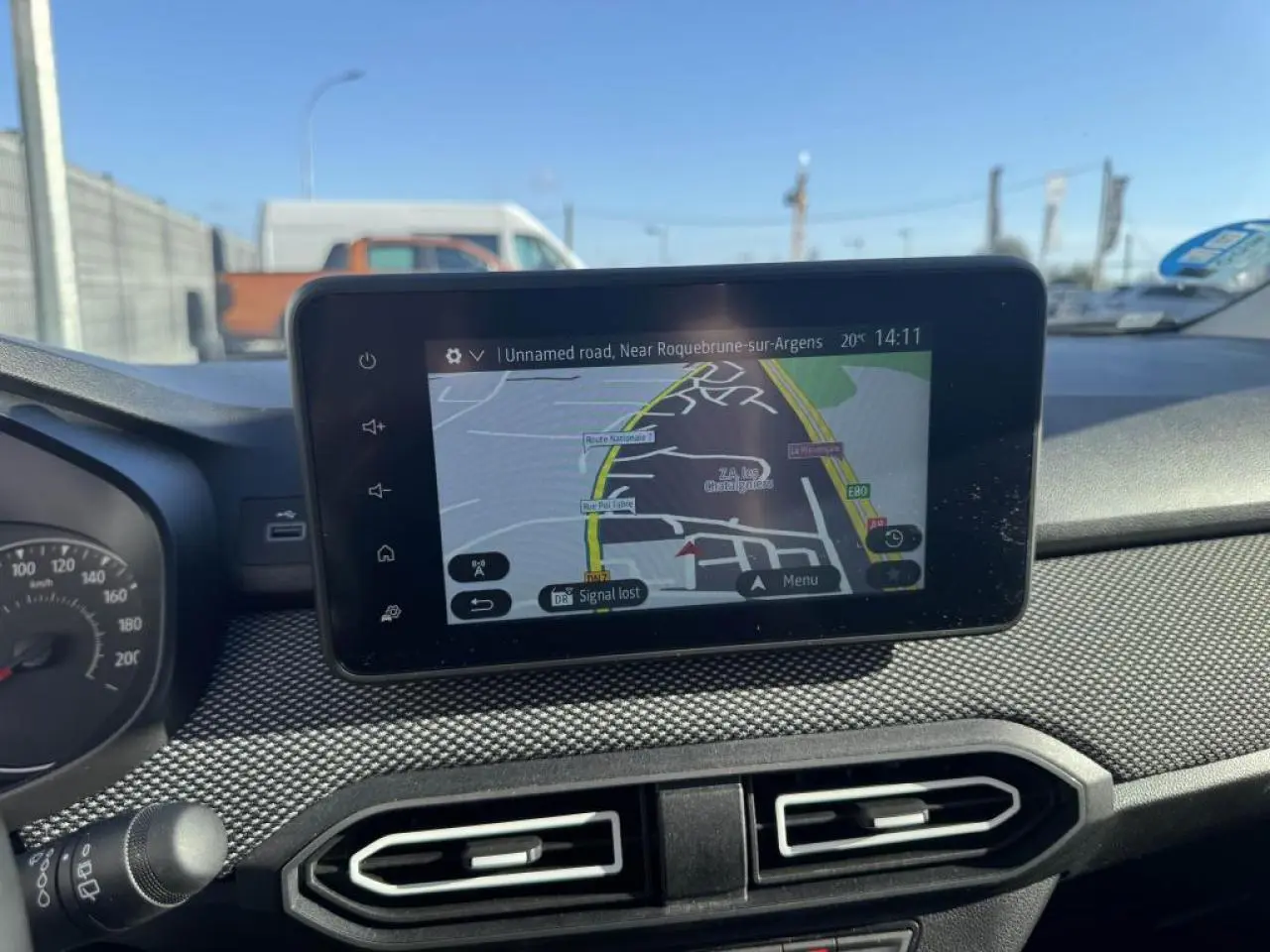 Vue intérieure du tableau de bord du Dacia Jogger 2025, écran tactile de navigation en gros plan.
